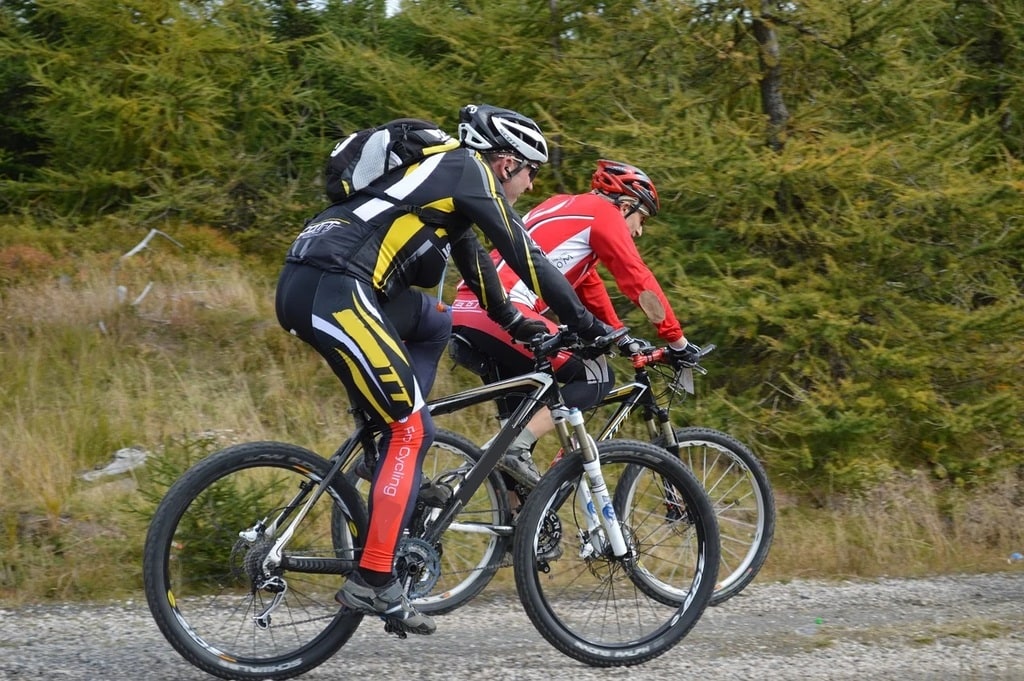 Vivre des sensations fortes sur des sentiers variés en VTT